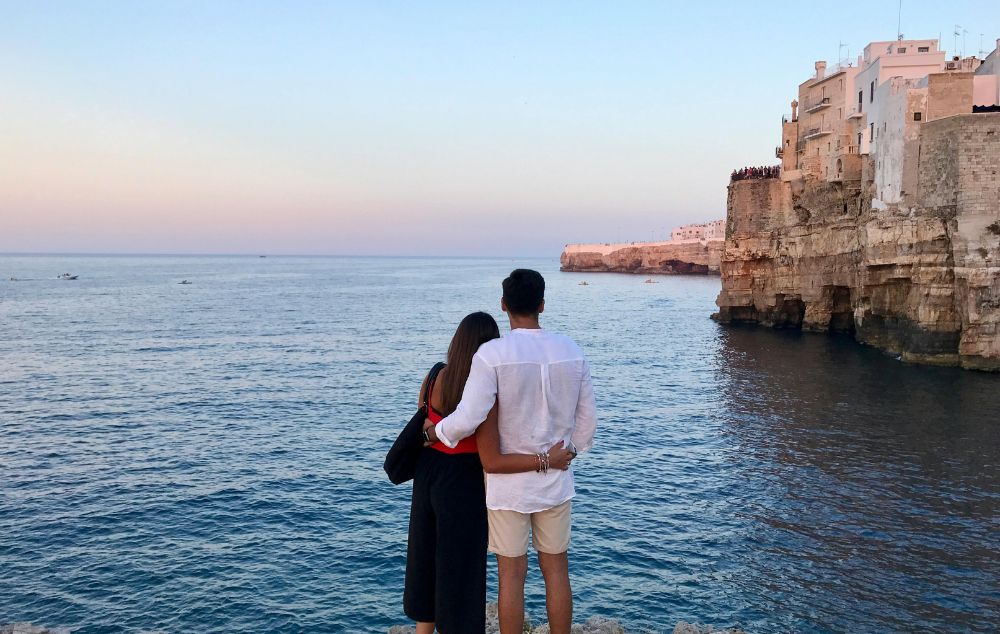 Vacances en couple, amoureux devant la mer à Bari dans les Pouilles
