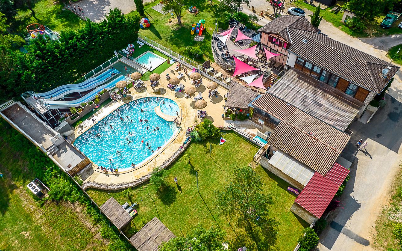 Camping Le Chêne Vert un camping au coeur de Castelnau de Montmiral avec espace aquatique toboggan et animations l'été