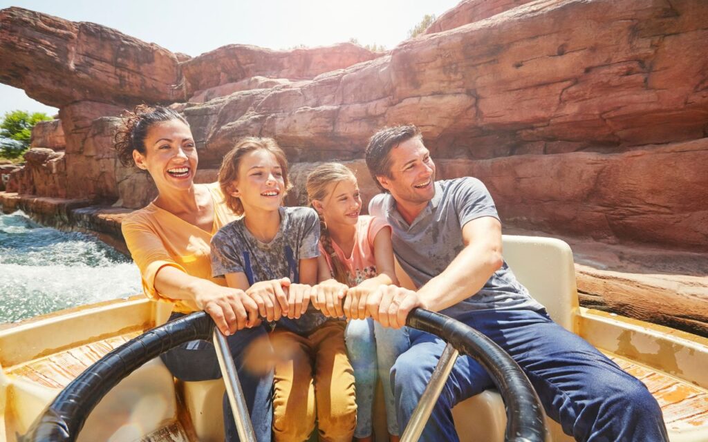 Famille-profitant-dune-attraction-aquatique-à-PortAventura