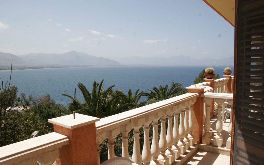 Mongerbino-Résidence BAIA D’ORO-vue-sur-mer-balcon