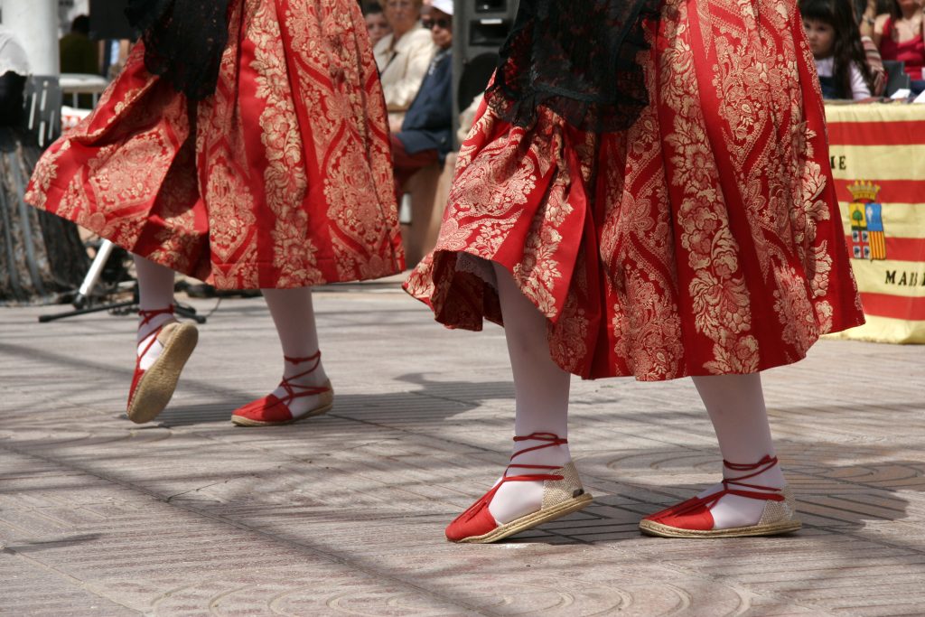 La Sardane - dance locale St Cyprien
