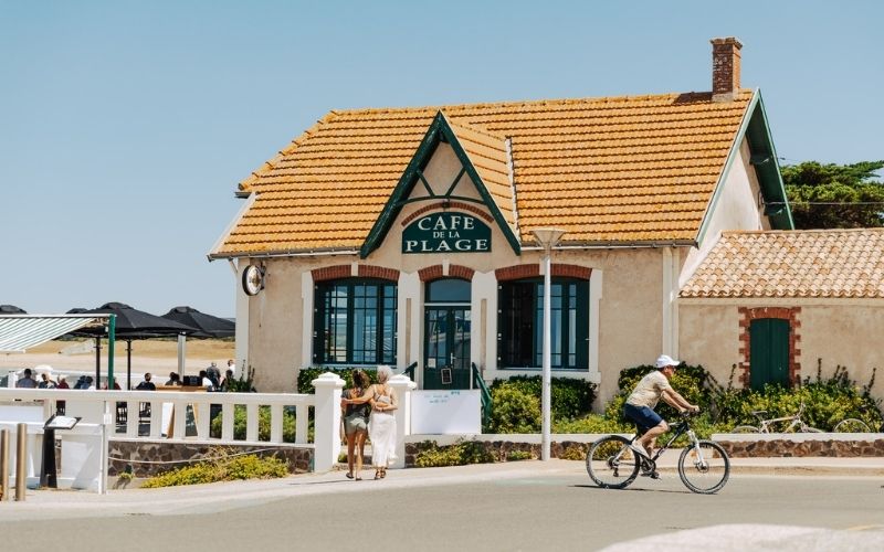 Façade d'un café en Vendée à Saint-Jean-de-Monts