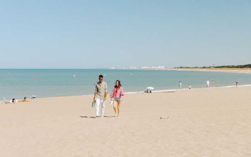 Couple qui marche sur une plage à Saint Jean de Monts en Vendée