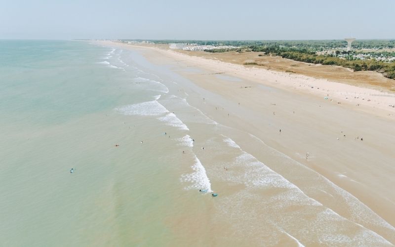 Grande plage de sable fin en Vendée à Sain-Jean-de-Monts avec eau turquoise
