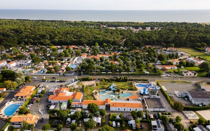 Vue aérienne Camping les Places D'Orées à Saint-Jean-de-Monts avec mer en fond