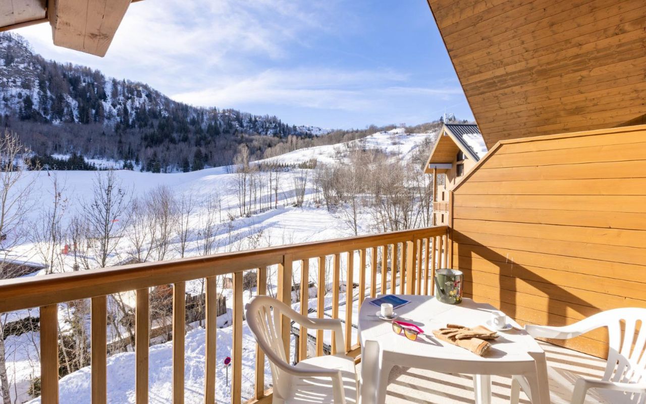 Vue splendide sur les paysages enneigés depuis le balcon aménagé de la résidence Les Terrasses des Bottières à Saint-Pancrace