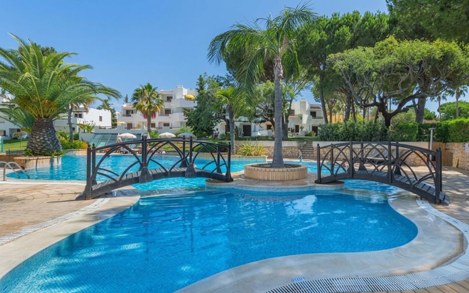 Balaia Golf Village piscine avec pont
