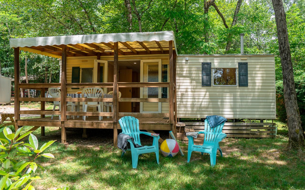 Bungalow avec terrasse privée et ombragée en pleins nature au sein du champing du Chêne Vert à Castelneau de Montmiral