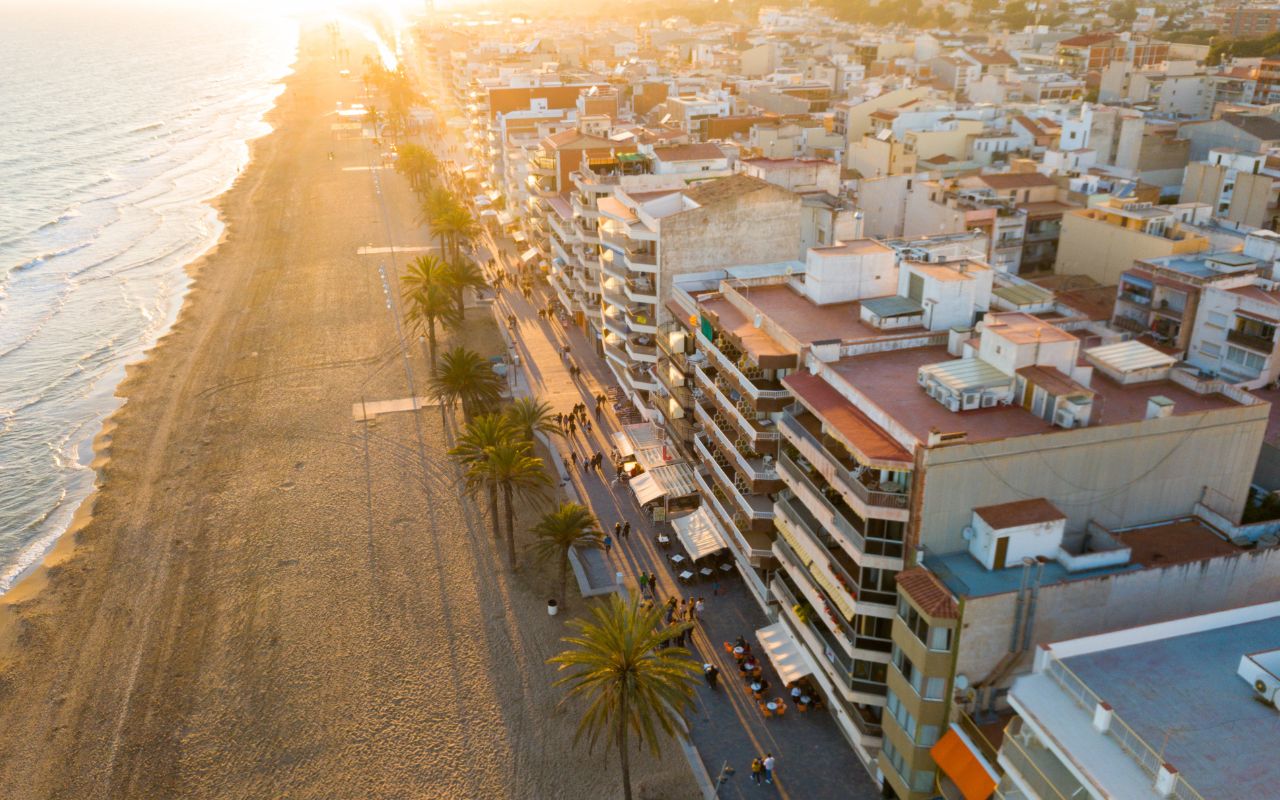 Photo de la plage de calafell avec hotel bord de mer