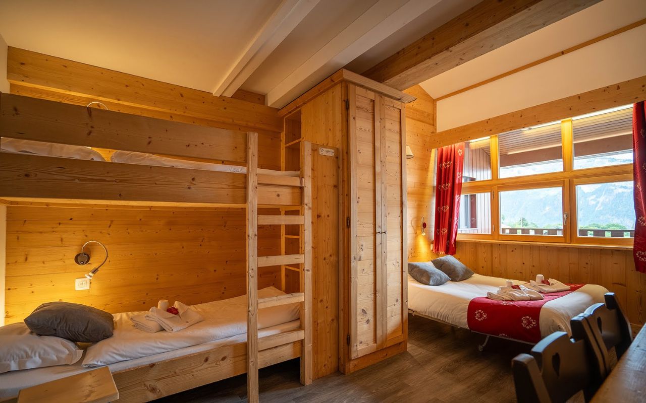 chambre pour quatre personnes au sein du village vacances les flocons verts