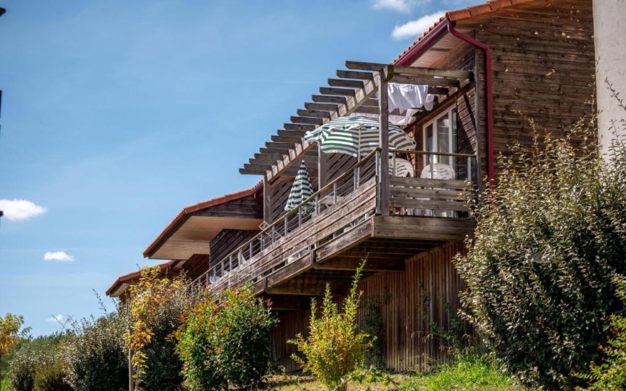 Cottage en bois avce terrasse privative pour chaque logement du Hameau de la Chalosse à Cassen
