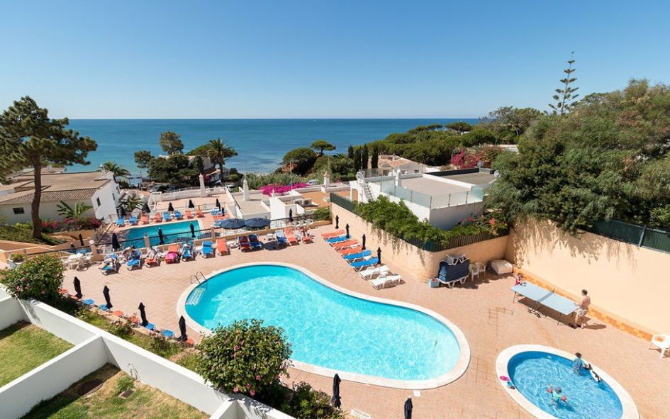 Piscines et pataugeoire à la résidence Do Parque à Olhos d'Agua