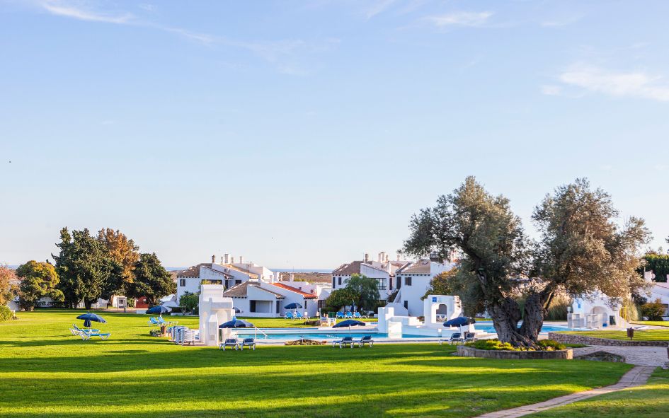 Espace baignade avec deux piscines extérieures au complexe hotelier de Pedras del Rei à Santa Luzia