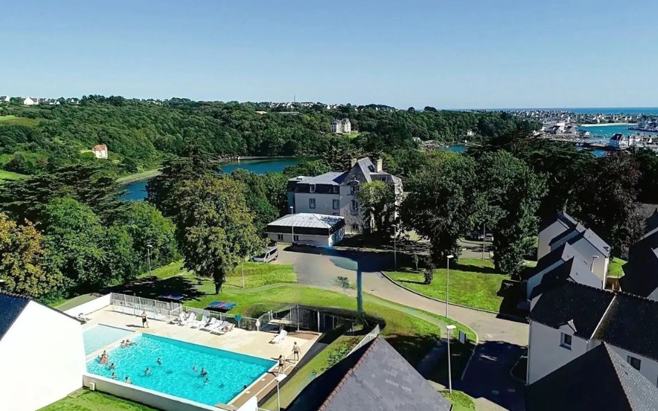 Domaine de la Baie Audierne en Bretagne vue de haut avec en premier plan la piscine et en fond la mer
