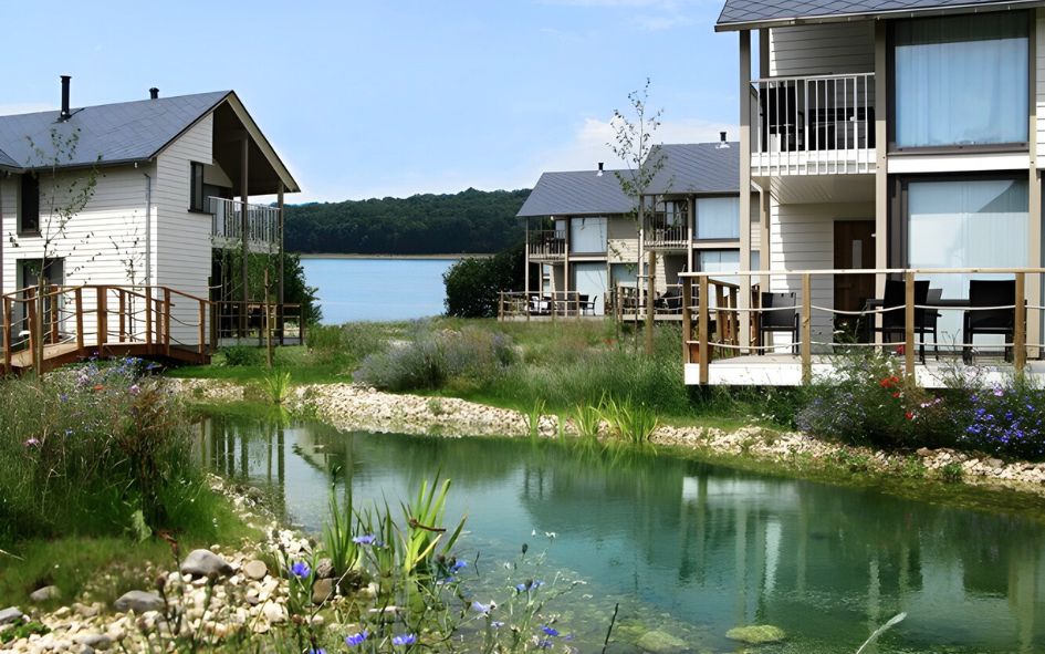 Domaine Golden Lakes Village logements bord de lac