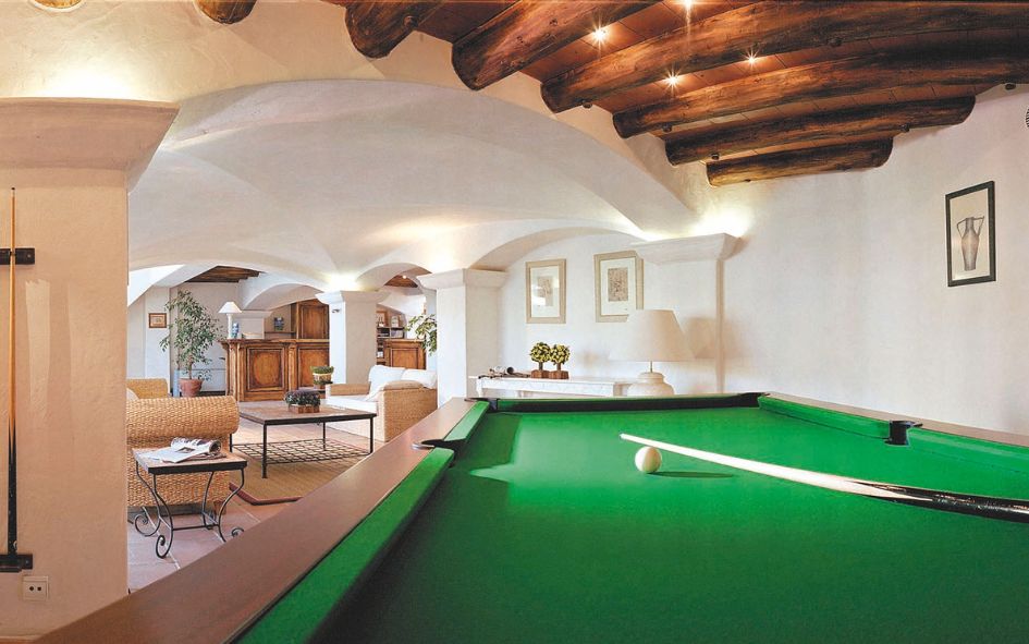 Réception avec espace jeux et table de billard à la résidence Port Marine