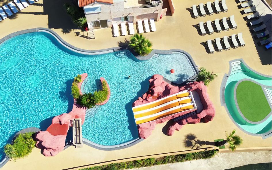 Espace aquatique extérieure avec piscine et toboggans au camping La Vallée du Paradis à Agay