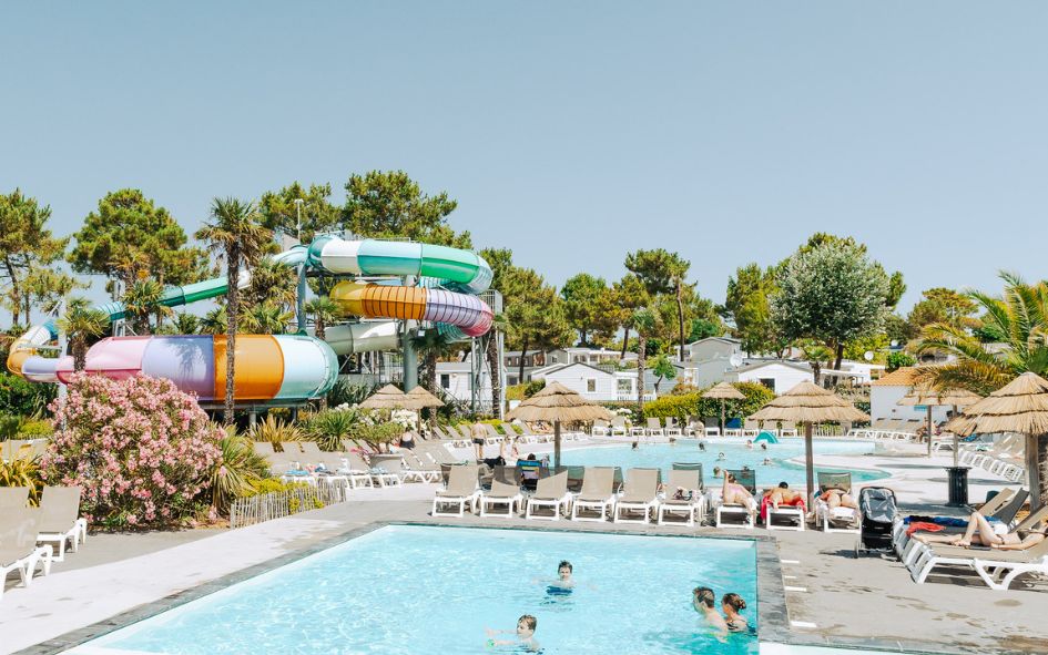Camping Tropicana à Saint-Jean-de-Monts avec espace aquatique extérieur, pistes de toboggans et toboggans spirales