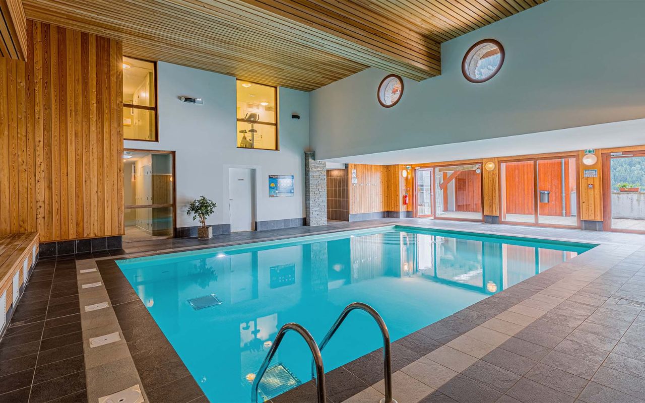 espace-aquatique-interieur-dans-la-residence-cascade-a-vaujany
