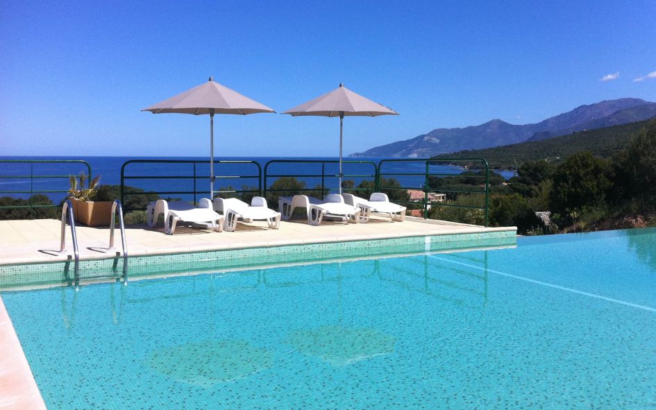 Coin baignade avec piscine extérieure et vue sur la mer depuis la résidence Costa d'Oru en Corse