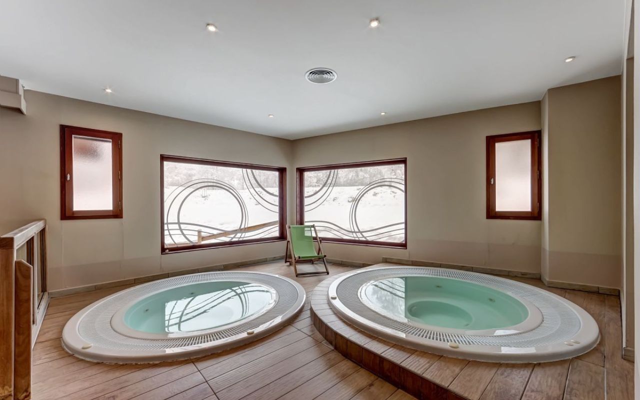 espace-bien-etre-avec-bans-a-remous-au-village-club-de-doucy-valmorel