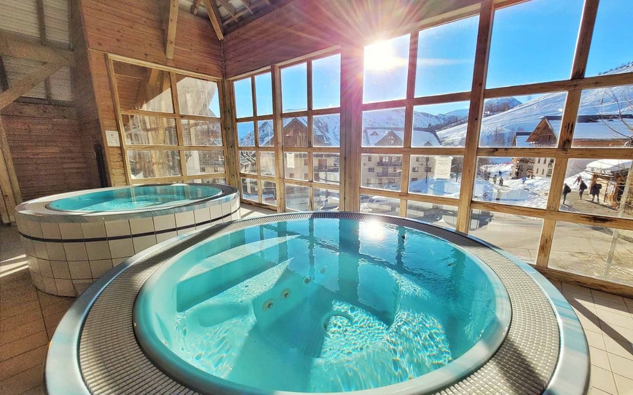 Bel espace détente avec jacuzzi et vue sur les pistes depuis la résidence Les Fermes de Saint-Sorlin
