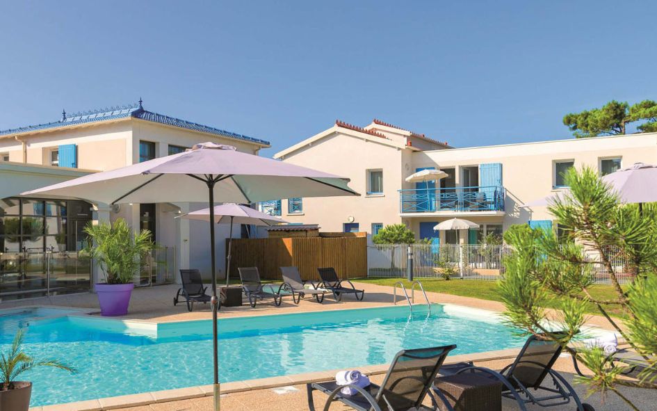 Piscine extérieure pour des moments de détente à la résidence Les Carrelets à Saint-Palais-sur-Mer