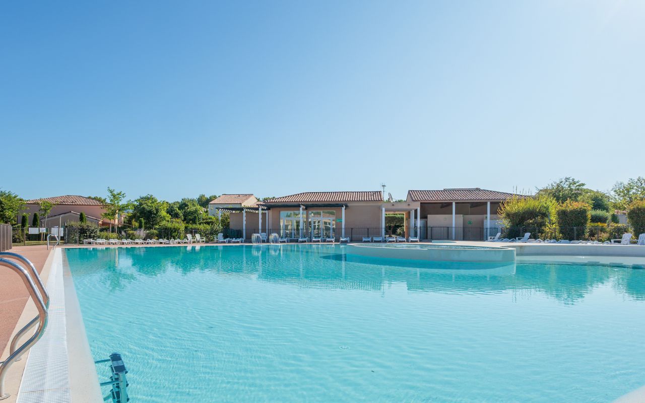 Grande bassin aquatique extérieur à la résidence Les Demeures du Ventoux à Aubignan