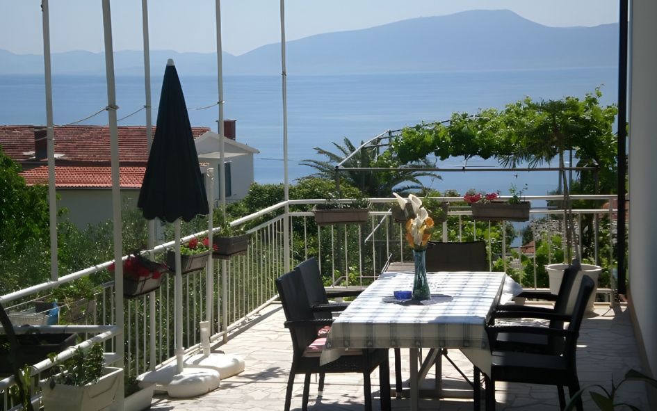 Vue panoramique depuis la terrasse sur la mer des appartements Podaca