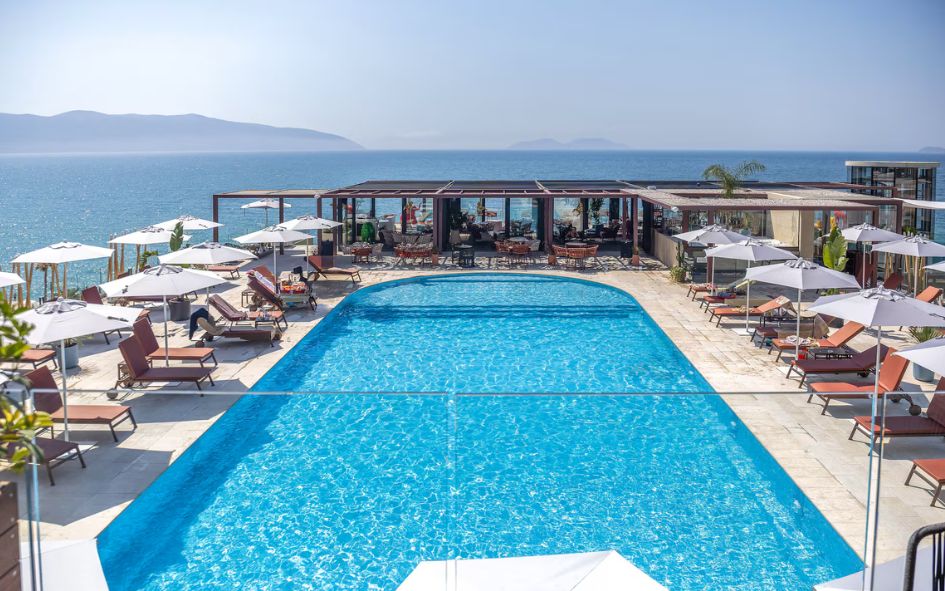 Piscine extérieure avec vue panoramique sur la mer depuis l'hôtel Priam en Albanie