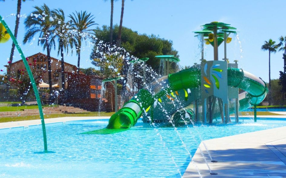 Jeux d'eau avec toboggans pour les plus petits au camping Vilanova Park
