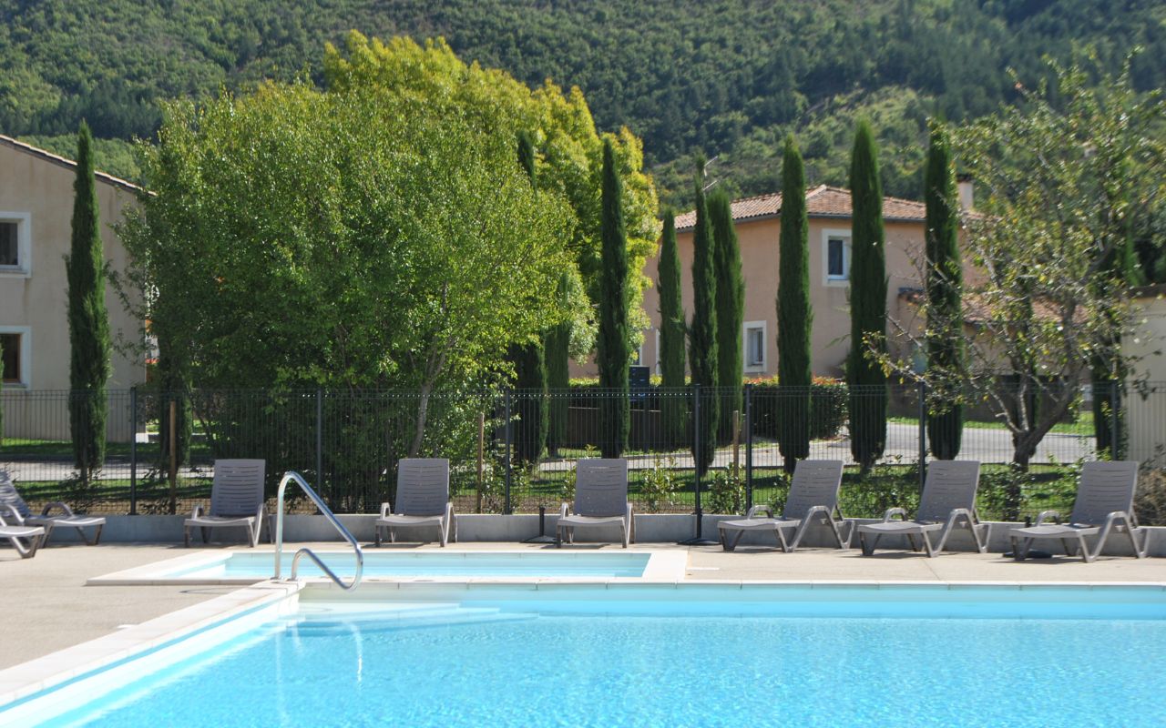 Le hameau des sources piscine exterieure