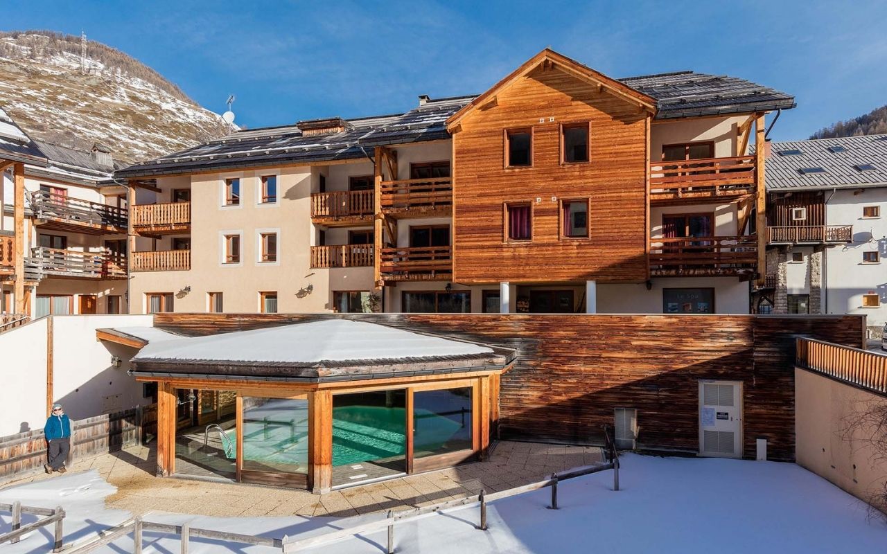 Résidence les Balcons du Viso sous la neige avec piscine intérieure