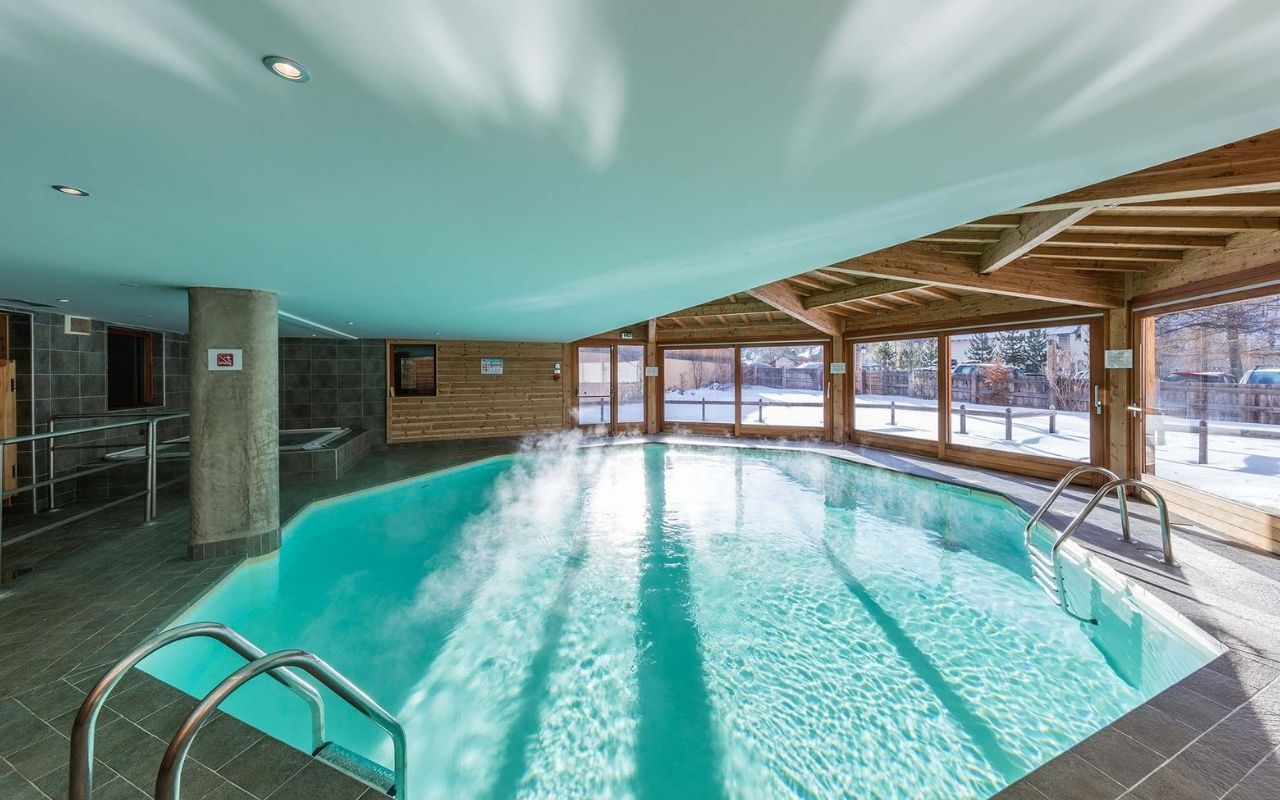 Piscine intérieure chauffée dans la résidence les Balcons du Viso en hiver