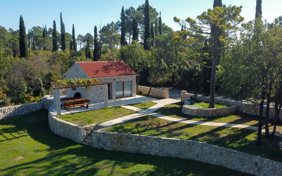 Maisonnette en pierre traditionnel avec terrasse ombragée au Maisonnette Sveta Ana Lodges