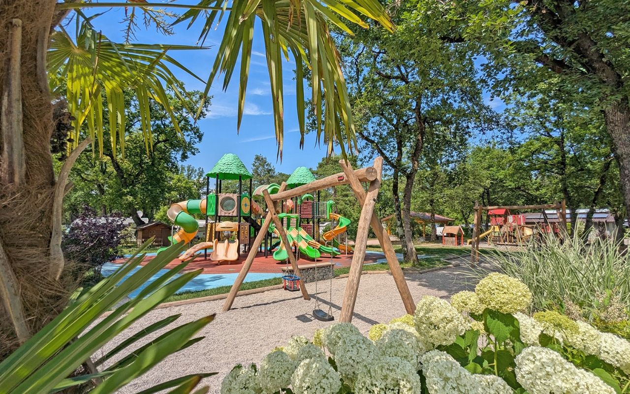 Parc à jeux extérieur au coeur du Camping Saint-Disdille à Thonon-les-Bains