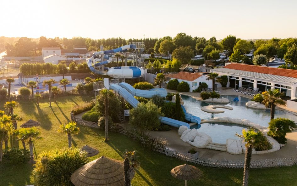 Complexe aquatique avec toboggans au camping Places Dorées