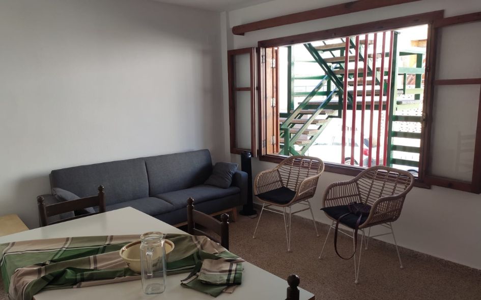 Séjour avec canapé coin repas et ouverture sur la terrasse privée dans lesappartements Mestre sans clim à Oliva
