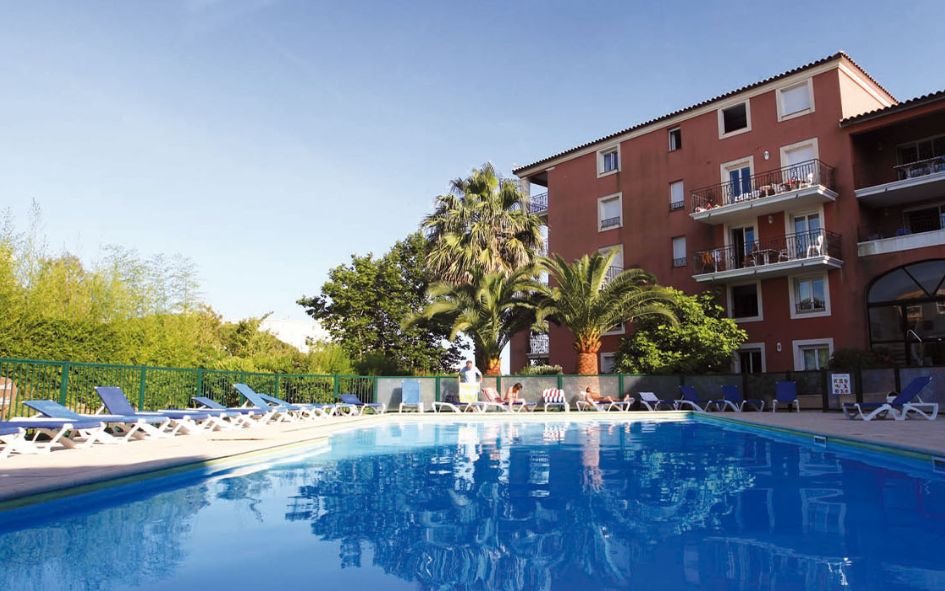 Résidence avce piscine extérieure dans le Var à la résidence Port Maxime