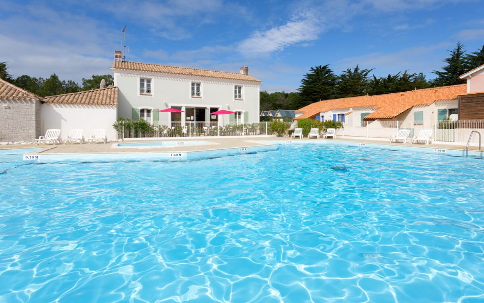 Piscine extérieure au sein de la résidence Les Mas de Saint Hilaire à Saint-Hilaire