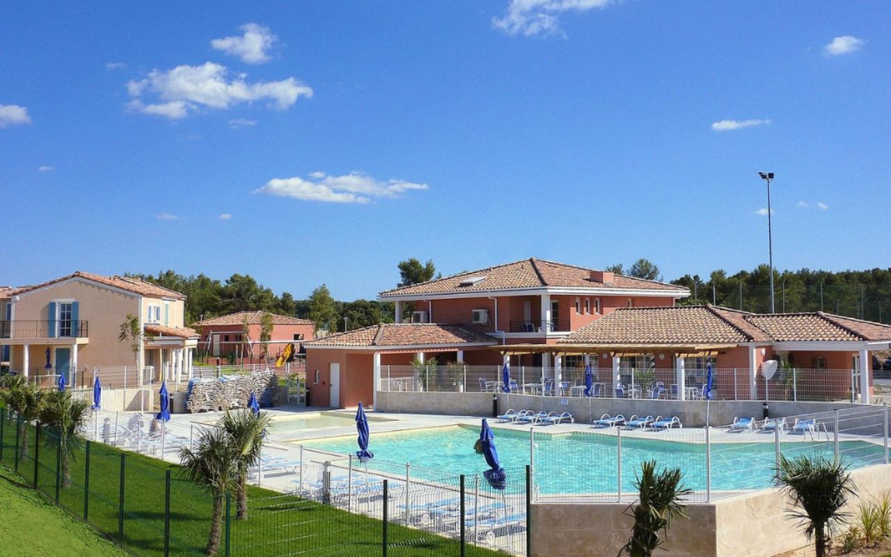 Piscine extérieure pour profiter du soleil du sud aux maisons du golf de la Cabre d'Or