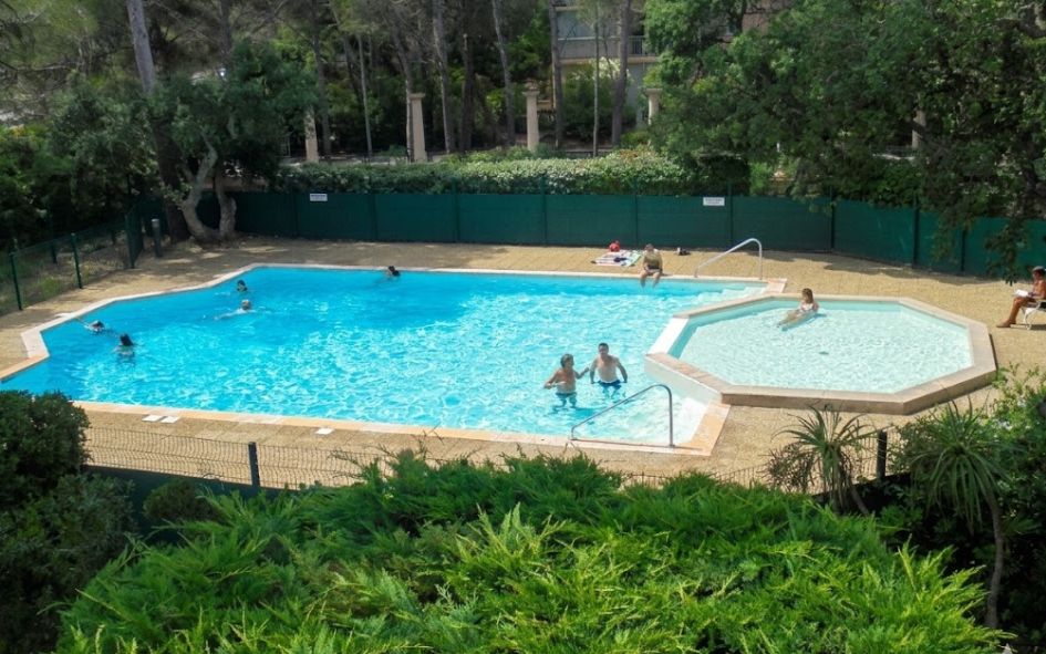 Espace baignade extérieur avec piscine et pataugeoire dans la résidence Les Gémeaux 2 dans le Var