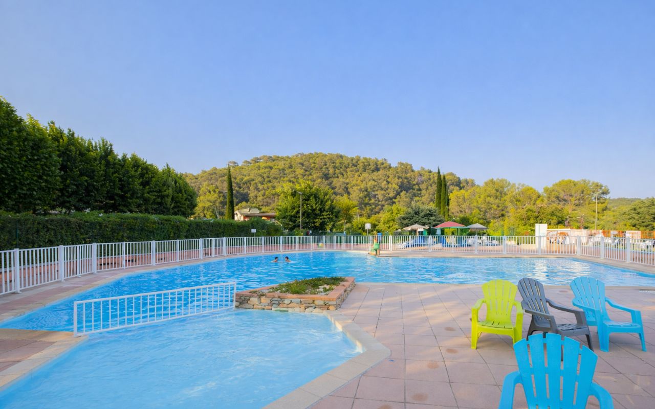 Espace aquatique extérieur avec piscine et pataugeoire idéale pour toute la famille au domaine de Thronnet à Figaniere en Provence