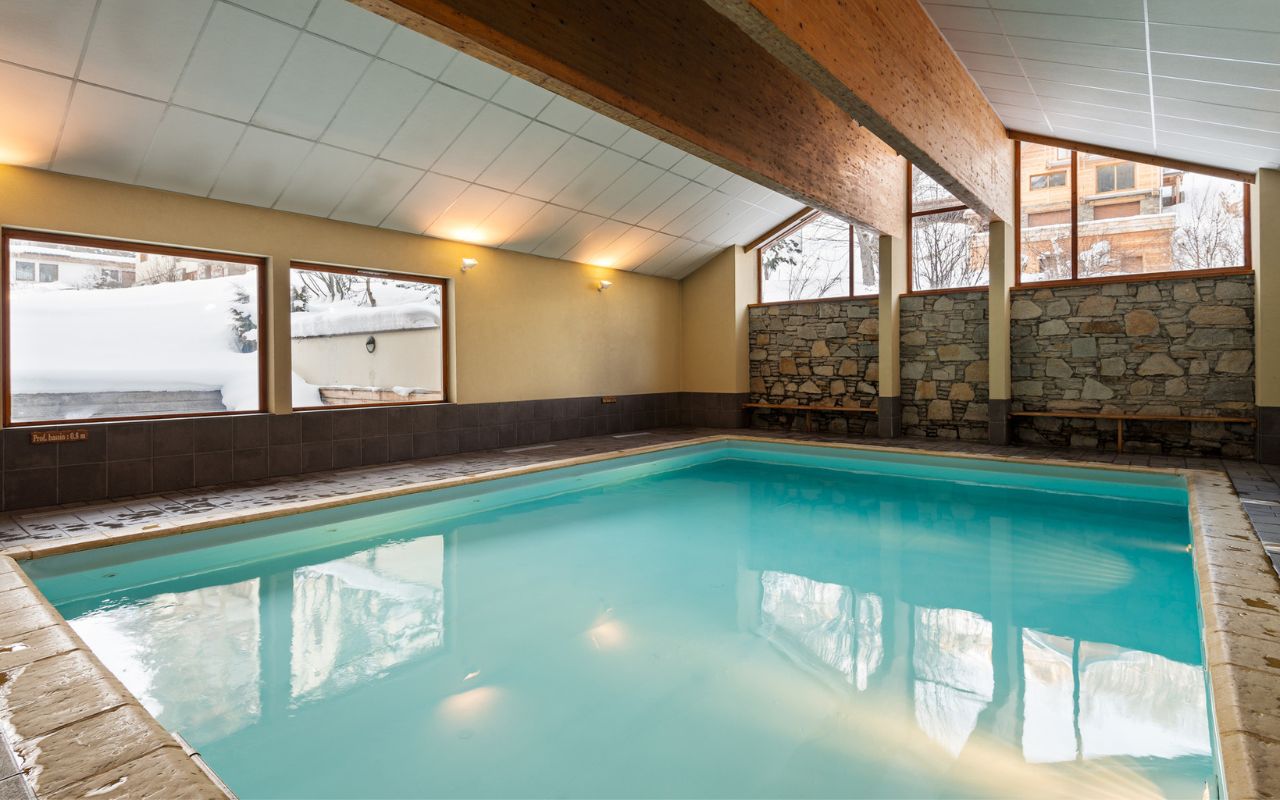 Bel espace aquatique interieur et chauffé pour des journées après ski cocooning