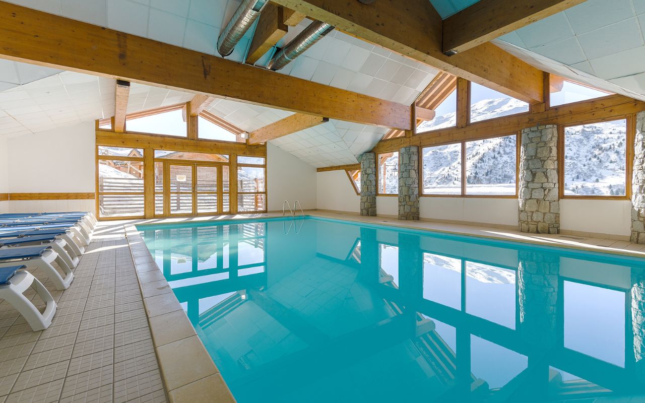 Espace aquatique intérieur avec piscine chauffée à la résidence Le Grand Panorama II