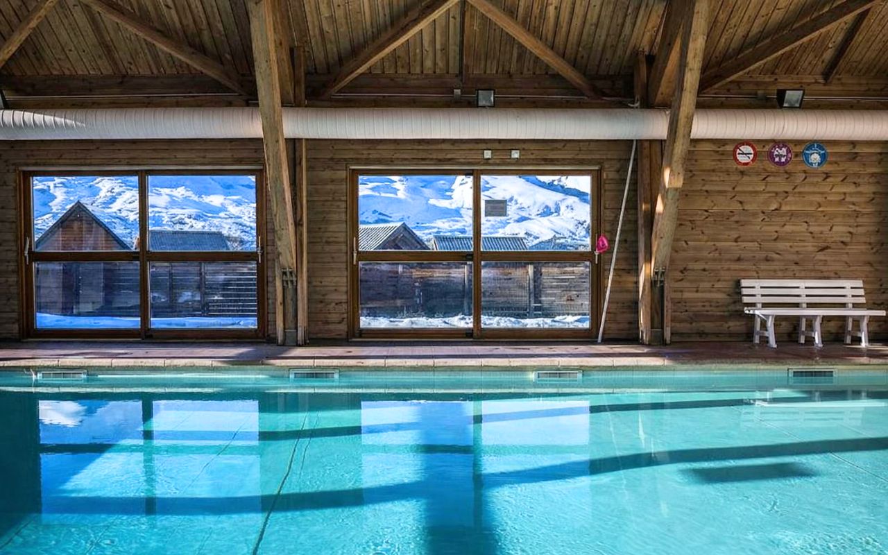 Piscine intérieure de la Résidence Les Flocons du Soleil