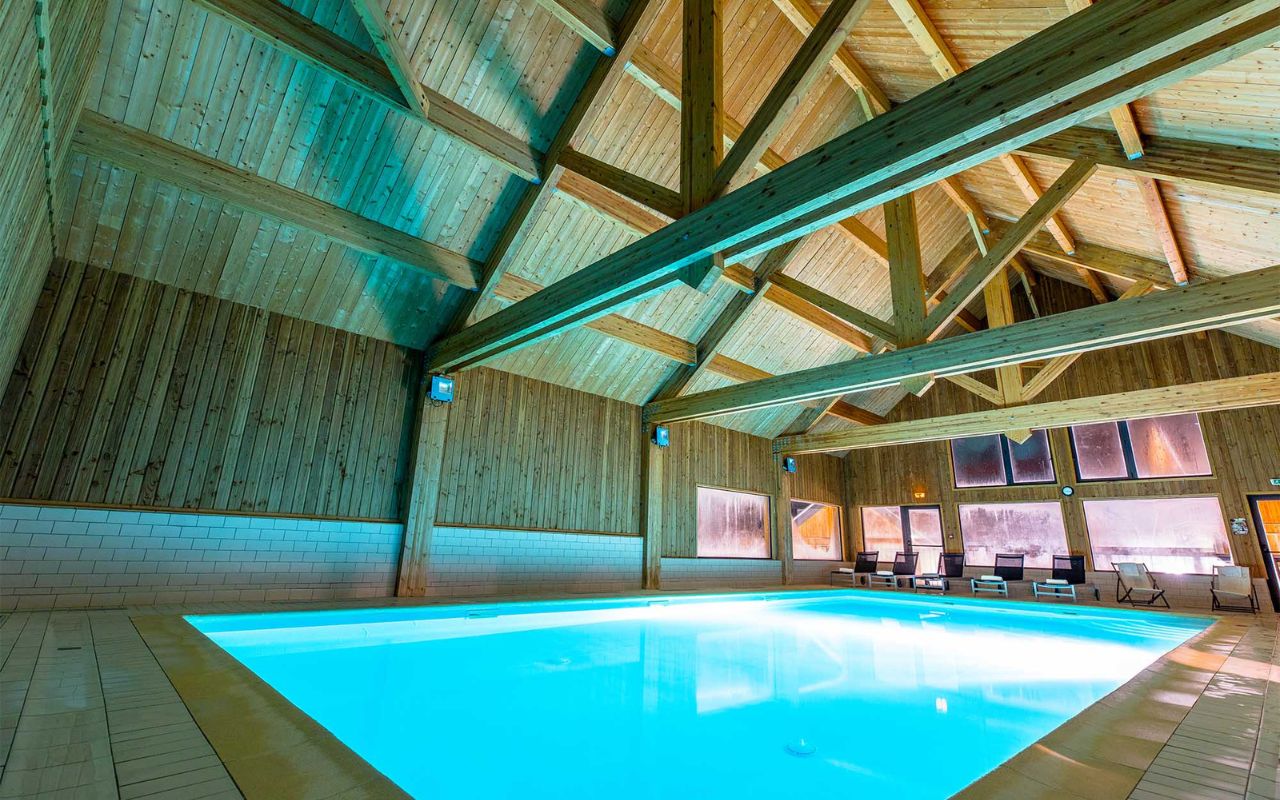 Piscine intérieure de la résidence les chalets du berger