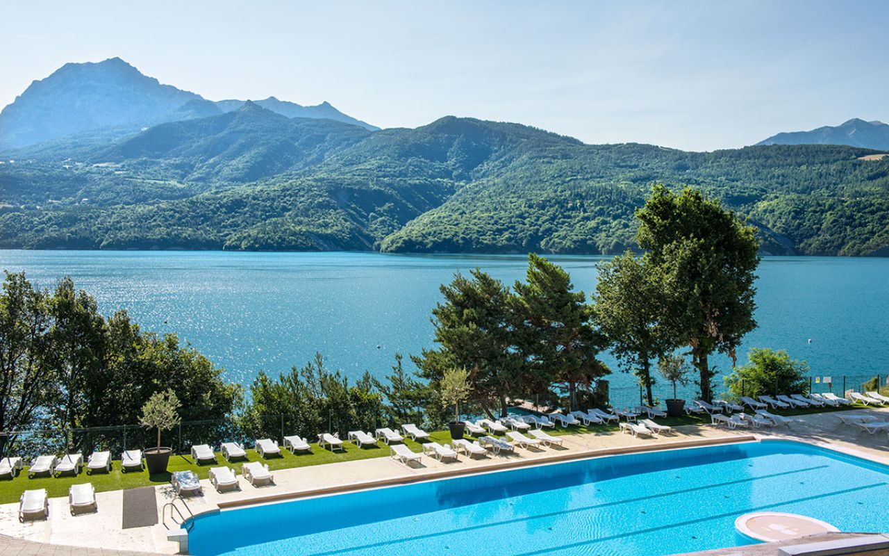 Piscine vue lac et montagne à l'écrin du lac à chorges