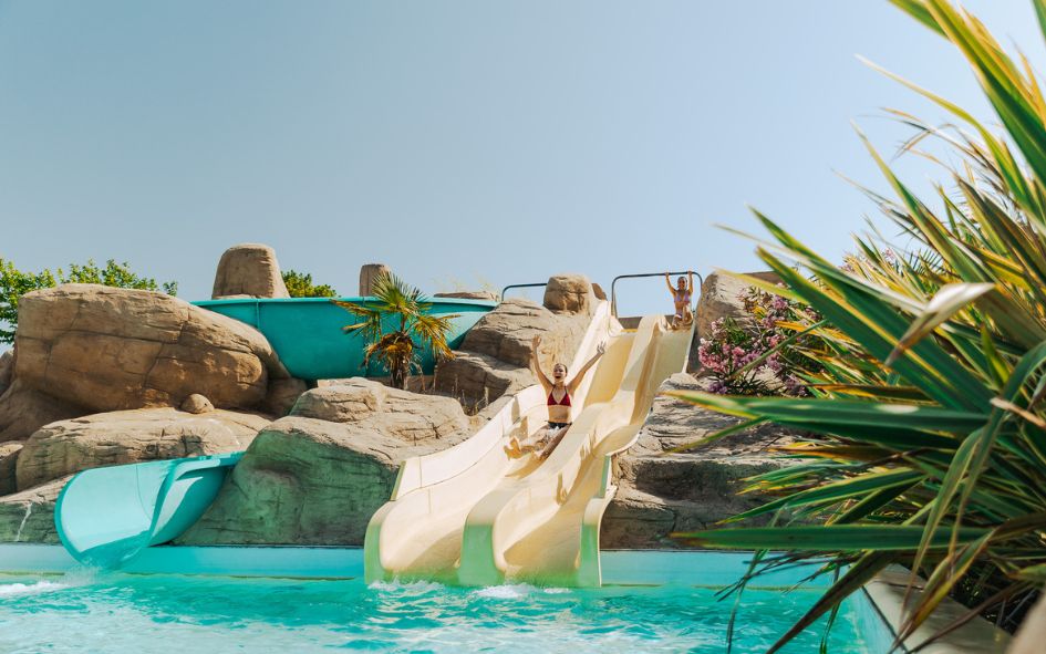Espace aquatique avec pistes de toboggans au camping Tropicana à Saint Jean de Monts