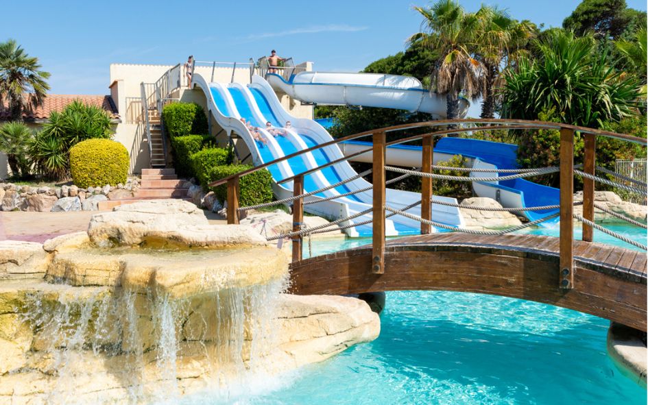 Pistes de toboggans avec piscine extérieure et arboré au camping Les Muriers à Vendres-Plage